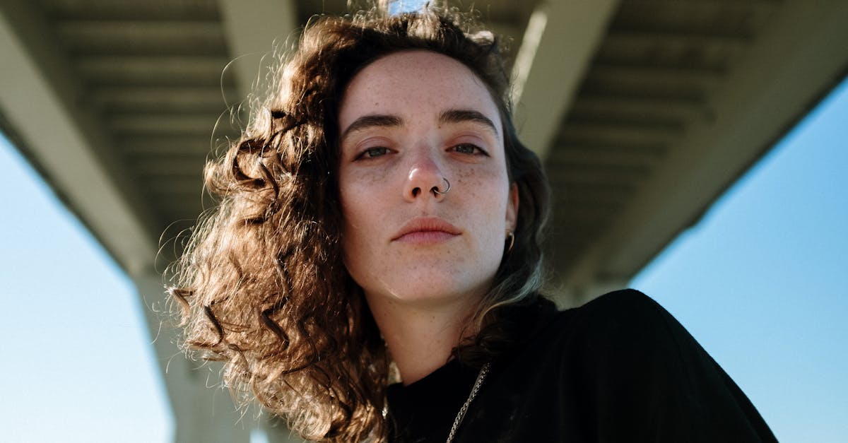 découvrez tout sur le piercing au nez : conseils, types de piercings, soins après la perforation et tendances actuelles. exprimez votre style avec élégance et assurance grâce à notre guide complet sur le piercing nasal.