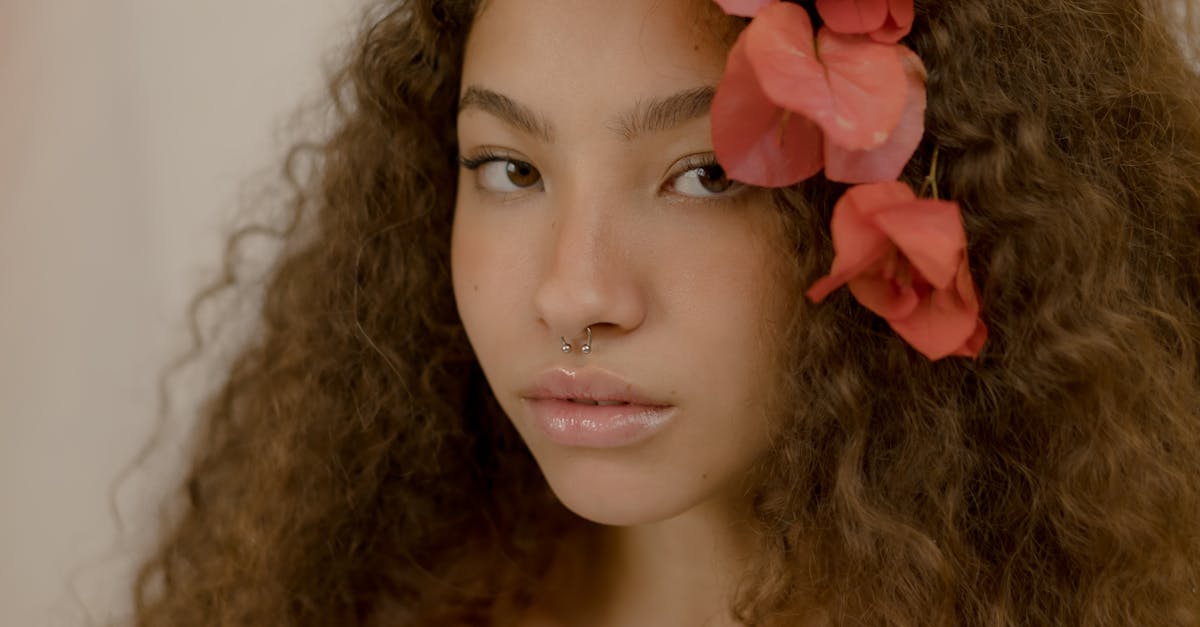 découvrez tout ce qu'il faut savoir sur le piercing au septum : tendances, soins, douleurs et styles. transformez votre look avec ce bijou audacieux !