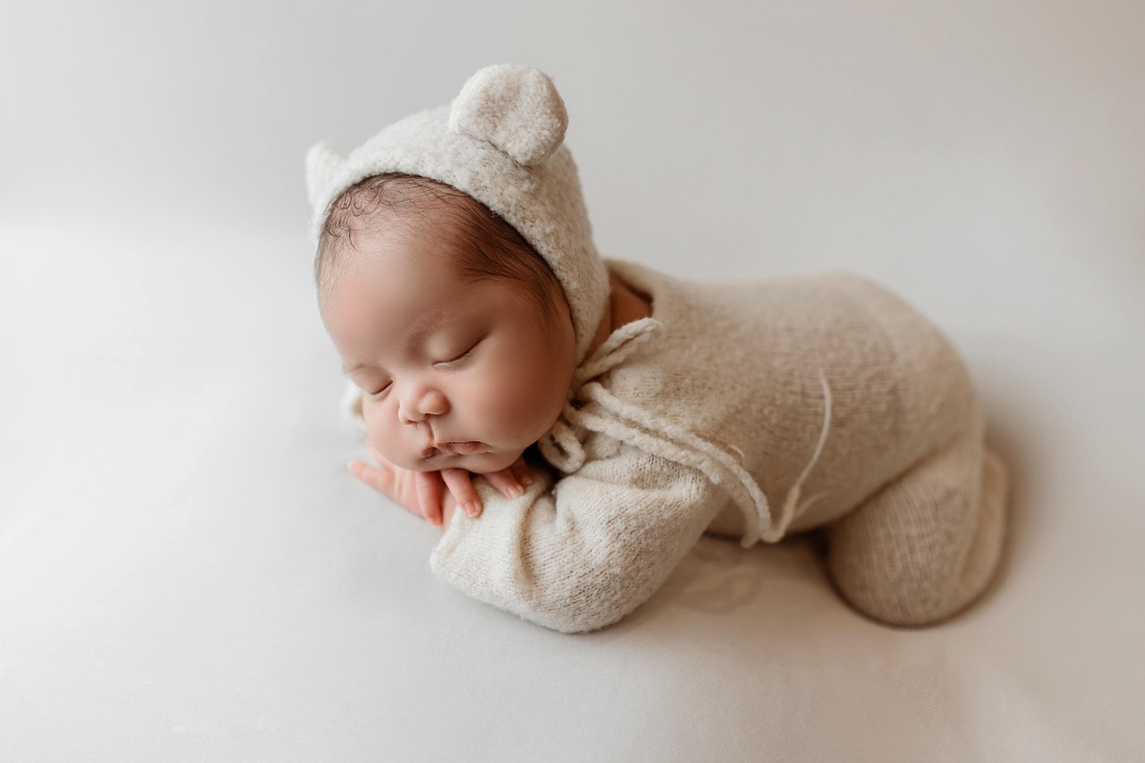 Percer oreilles bébé : conseils essentiels avant de franchir le pas