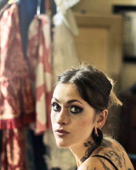 découvrez l'univers fascinant des piercings : styles variés, conseils d'entretien et tendances actuelles. exprimez votre personnalité avec des accessoires uniques et apprenez tout sur les techniques de perçage en toute sécurité.