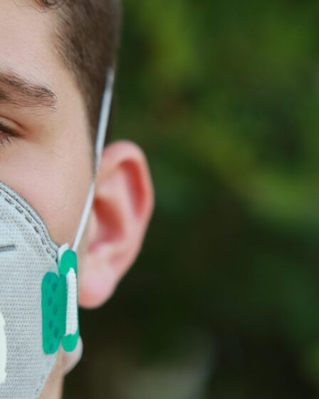 conseils essentiels pour prendre soin de vos piercings d'oreille et éviter les infections. guide complet pour un piercing propre et bien cicatrisé.